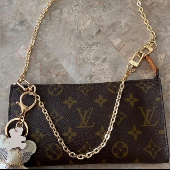 Louis Vuitton Handbags - LOUIS VUITTON Classic pouchette Monogram